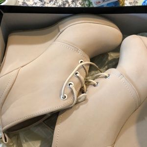Dana Buchman Tan Heels
